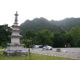 This pagoda commemorates Baek Yong-seong, one of the greatest priests of Korea