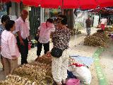 Street market in Danyang. People seem to love garlic !